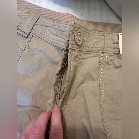 St. John's Bay Women's Beige Cargo Shorts size 12 beach, vacation, casual - Picture 4 of 6